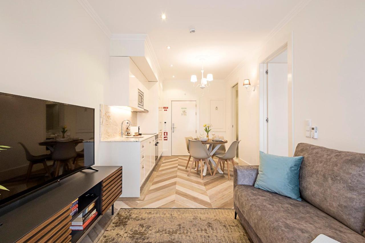 19 Nineteen Suites - Espinho เอสปีโญ ภายนอก รูปภาพ