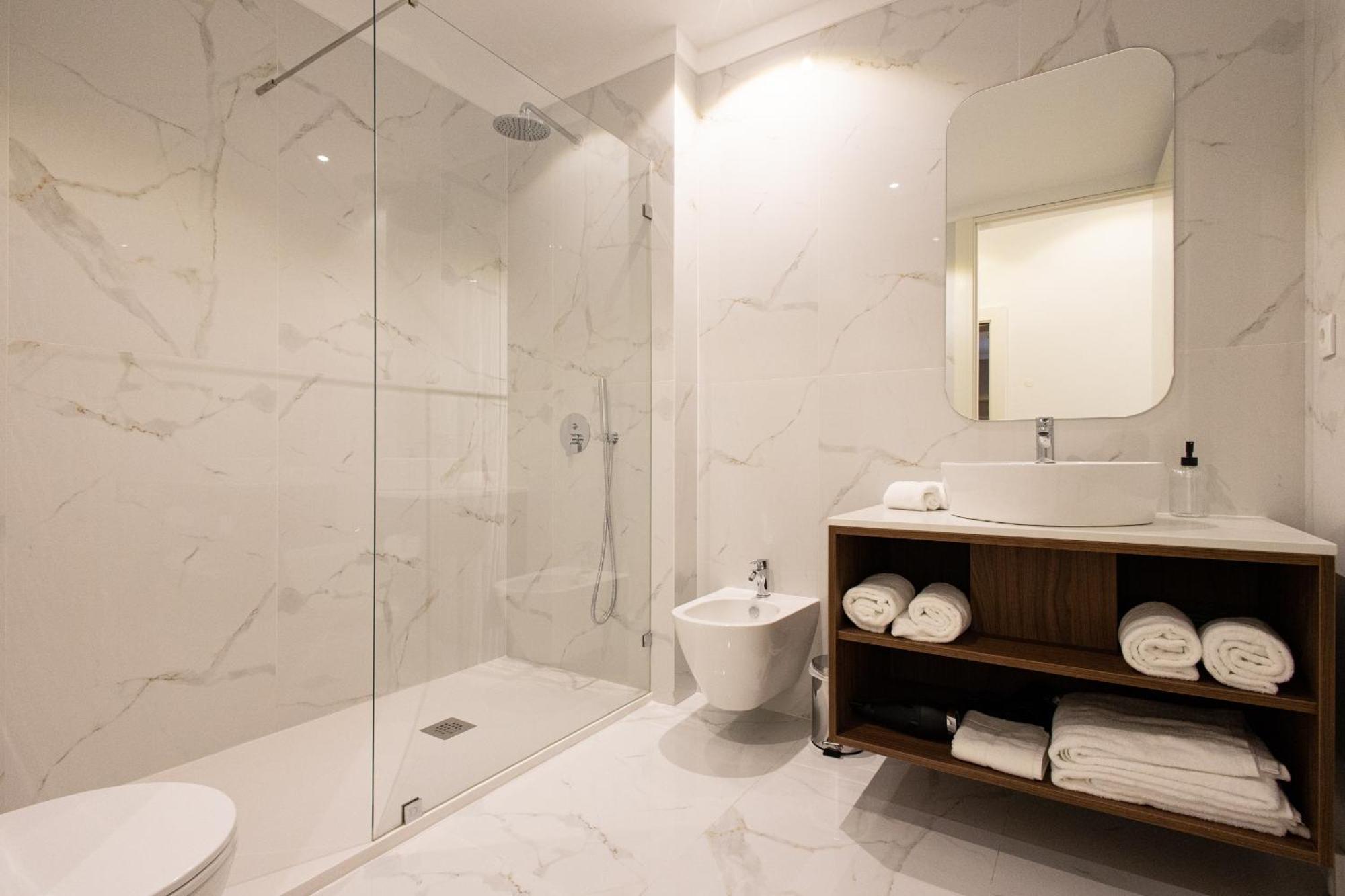 19 Nineteen Suites - Espinho เอสปีโญ ห้อง รูปภาพ